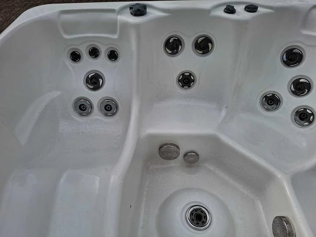 4 persoons jacuzzi en buitenspa - afbeelding 4 van  27