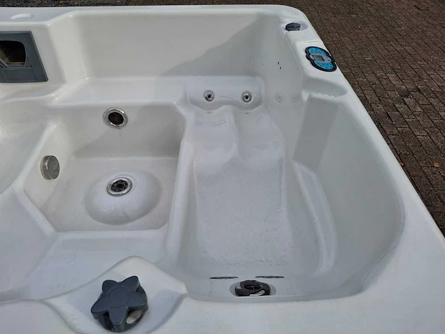 4 persoons jacuzzi en buitenspa - afbeelding 7 van  27