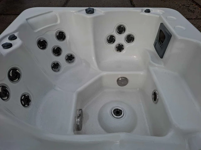 4 persoons jacuzzi en buitenspa - afbeelding 11 van  27