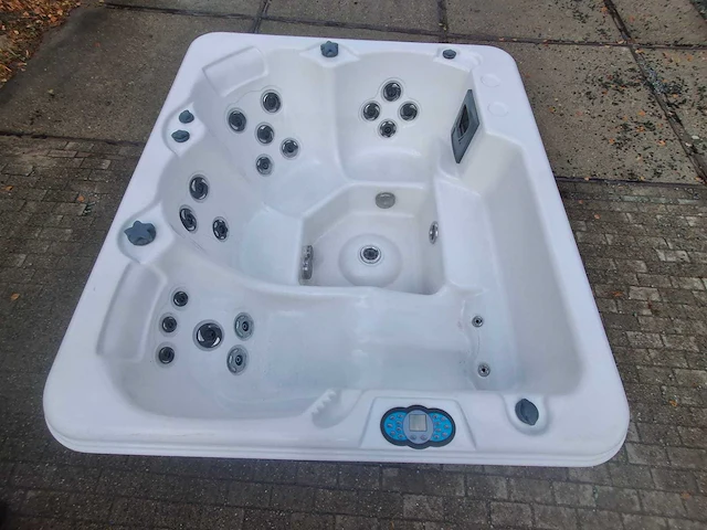 4 persoons jacuzzi en buitenspa - afbeelding 1 van  27
