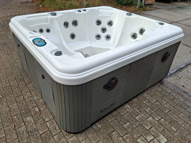 4 persoons jacuzzi en buitenspa - afbeelding 14 van  27