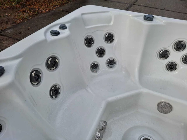4 persoons jacuzzi en buitenspa - afbeelding 15 van  27