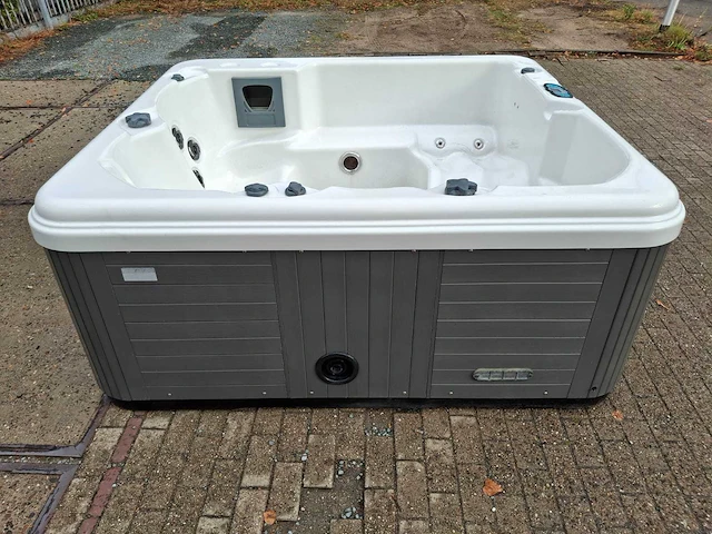 4 persoons jacuzzi en buitenspa - afbeelding 19 van  27
