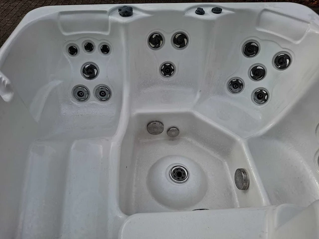 4 persoons jacuzzi en buitenspa - afbeelding 27 van  27