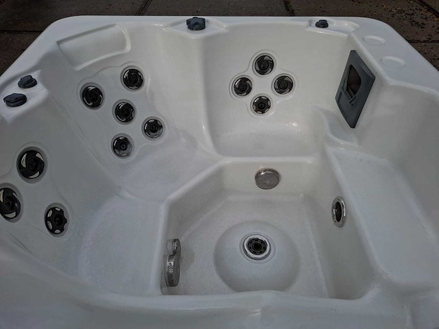 4 persoons jacuzzi en buitenspa - afbeelding 11 van  27