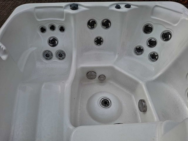 4 persoons jacuzzi en buitenspa - afbeelding 27 van  27