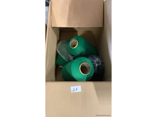 4 rollen garen donker groen - afbeelding 1 van  3
