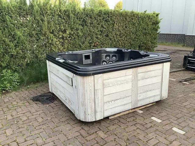4 seasonspa easy top low end jacuzzi en buitenspa - afbeelding 1 van  15
