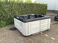 4 seasonspa easy top low end jacuzzi en buitenspa - afbeelding 1 van  15