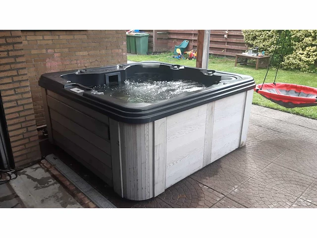 4 seasonspa easy top low end jacuzzi en buitenspa - afbeelding 1 van  13