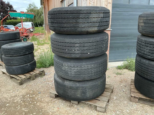 4 stuks 425/65 r22.5 op velg - afbeelding 1 van  8