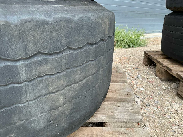 4 stuks 425/65 r22.5 op velg - afbeelding 8 van  8