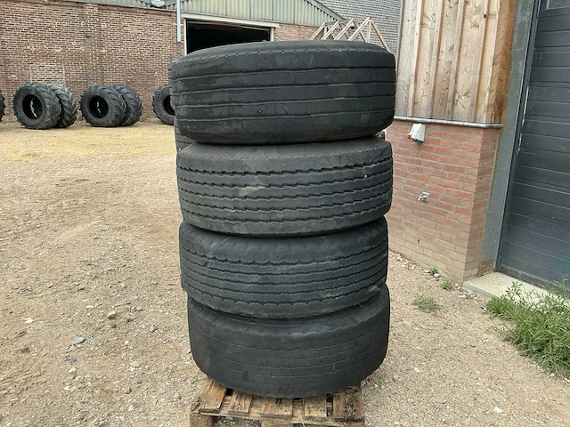4 stuks 425/65 r22,5 op velg - afbeelding 2 van  7
