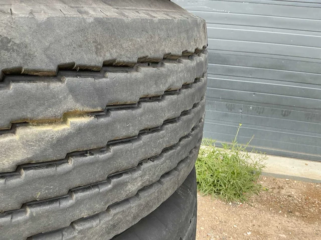 4 stuks 425/65 r22,5 op velg - afbeelding 4 van  7
