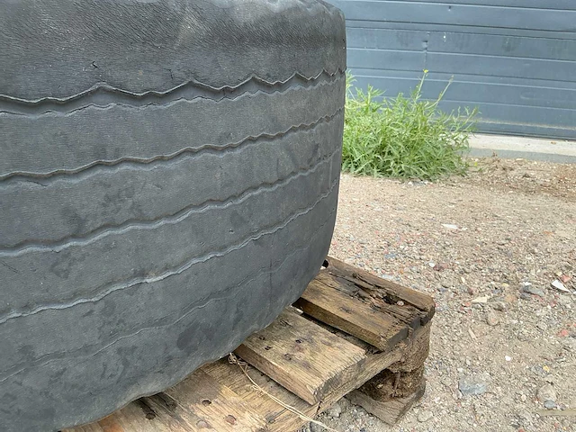 4 stuks 425/65 r22,5 op velg - afbeelding 6 van  7