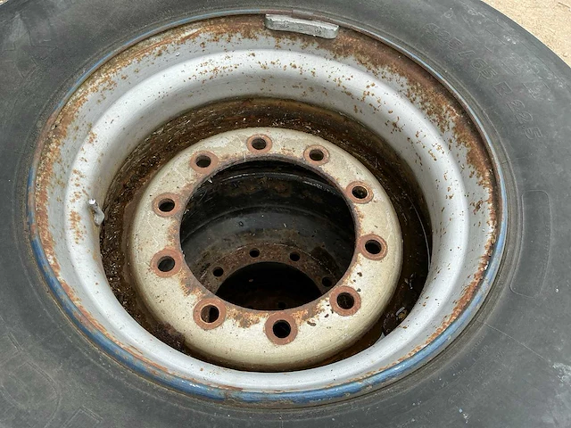 4 stuks 425/65 r22,5 op velg - afbeelding 7 van  7