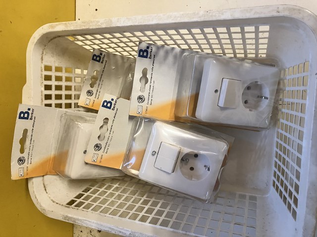 4 x schakelaar in een mandje 2 x enkel en 2 x dubbel - afbeelding 3 van  5