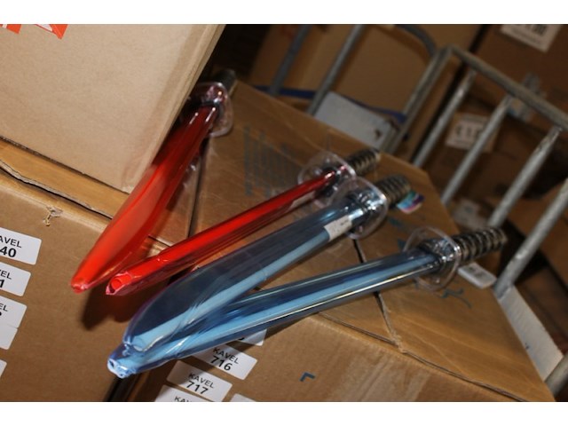 4 zwaarden licht schade aan punt - afbeelding 2 van  3