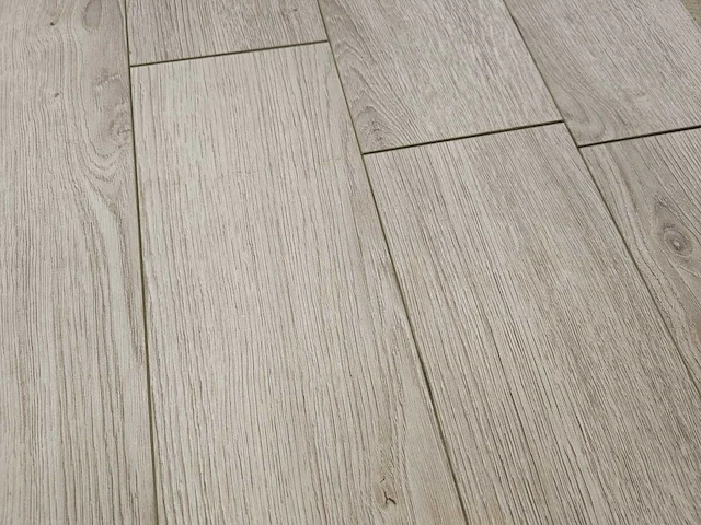 40 m2 laminaat plank - 640 x 143 x 12 mm - afbeelding 1 van  3