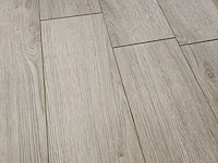 40 m2 laminaat plank - 640 x 143 x 12 mm - afbeelding 1 van  3