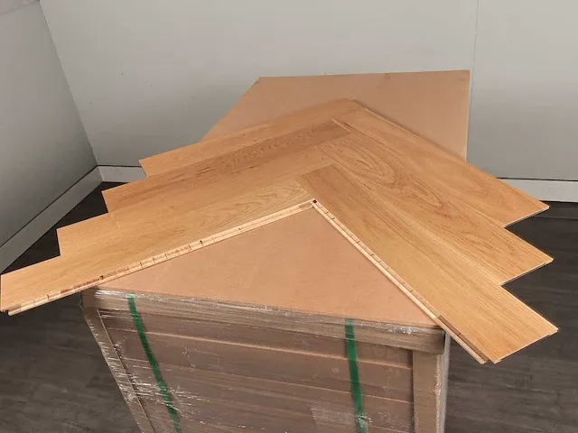40 m2 parket eiken visgraat mutliplank - 725 x 130 x 14 mm - afbeelding 3 van  4