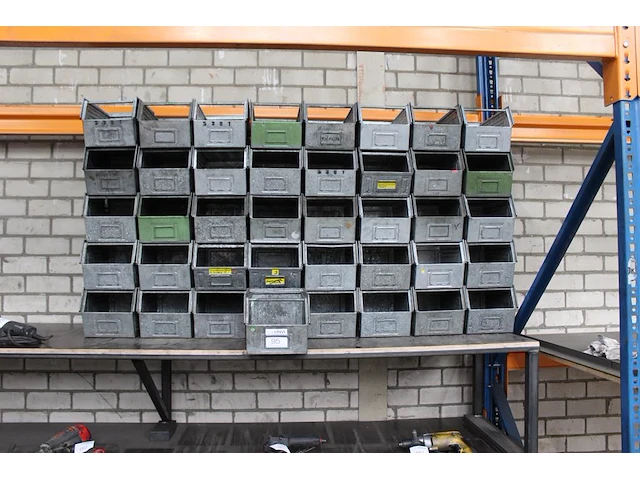 40 metalen stapelbare bakken met afmeting 21,5 x 34 x 20 cm. - afbeelding 1 van  2