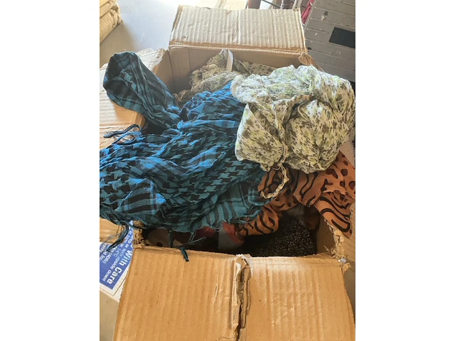 40 shawls retour uit verkoop - afbeelding 4 van  9