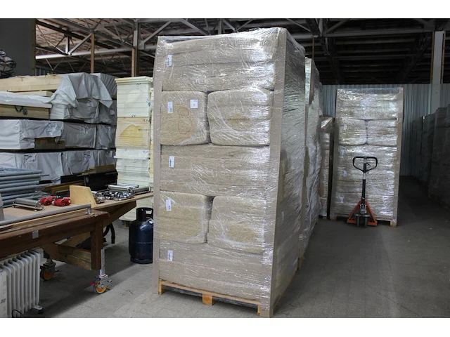 40 verpakkingen hennepvezelisolatie 57 x 120 x 12 cm (27.6 m2) met isolatiewaarde rs 3.0 op vier pallets. - afbeelding 1 van  3
