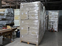 40 verpakkingen hennepvezelisolatie 57 x 120 x 12 cm (27.6 m2) met isolatiewaarde rs 3.0 op vier pallets. - afbeelding 1 van  3