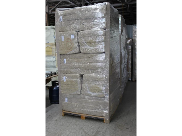 40 verpakkingen hennepvezelisolatie 57 x 120 x 12 cm (27.6 m2) met isolatiewaarde rs 3.0 op vier pallets. - afbeelding 2 van  3