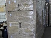 40 verpakkingen hennepvezelisolatie 57 x 120 x 12 cm (27.6 m2) met isolatiewaarde rs 3.0 op vier pallets. - afbeelding 2 van  3