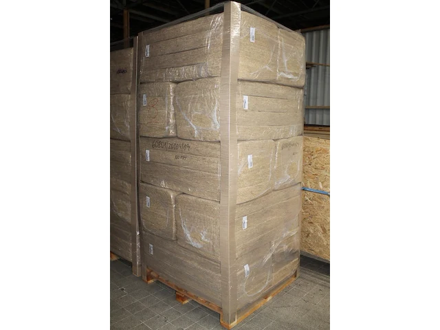 40 verpakkingen hennepvezelisolatie 57 x 120 x 12 cm (27.6 m2) met isolatiewaarde rs 3.0 op vier pallets. - afbeelding 3 van  4