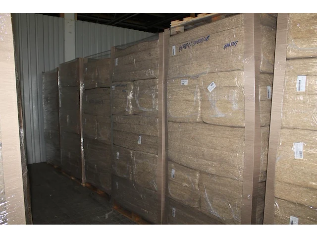 40 verpakkingen hennepvezelisolatie 57 x 120 x 12 cm (27.6 m2) met isolatiewaarde rs 3.0 op vier pallets. - afbeelding 1 van  3