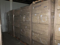 40 verpakkingen hennepvezelisolatie 57 x 120 x 12 cm (27.6 m2) met isolatiewaarde rs 3.0 op vier pallets. - afbeelding 1 van  3
