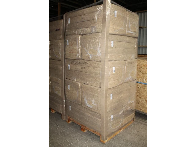 40 verpakkingen hennepvezelisolatie 57 x 120 x 12 cm (27.6 m2) met isolatiewaarde rs 3.0 op vier pallets. - afbeelding 2 van  3