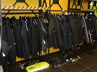 40 werkjassen en bodywarmers op rek in diverse maten merken en uitvoeringen aan en onder drie rekken. - afbeelding 2 van  2
