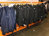 40 werkjassen en broeken in diverse maten merken en uitvoeringen op twee rekken. - afbeelding 1 van  3