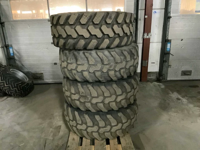 400/70 r20 4-delige bandenset - afbeelding 1 van  8