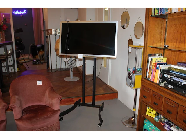 42 inch tv philips 42pfl7696h op verrijdbaar presentatie statief met afstandsbediening. - afbeelding 1 van  4