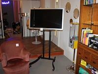 42 inch tv philips 42pfl7696h op verrijdbaar presentatie statief met afstandsbediening. - afbeelding 1 van  4