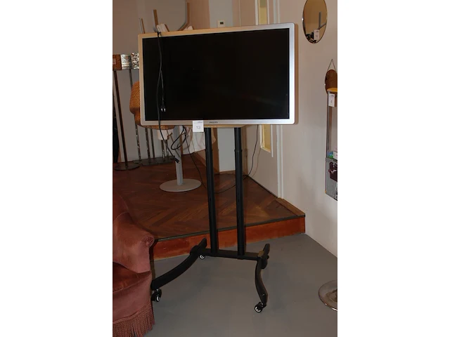 42 inch tv philips 42pfl7696h op verrijdbaar presentatie statief met afstandsbediening. - afbeelding 2 van  4