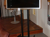 42 inch tv philips 42pfl7696h op verrijdbaar presentatie statief met afstandsbediening. - afbeelding 2 van  4