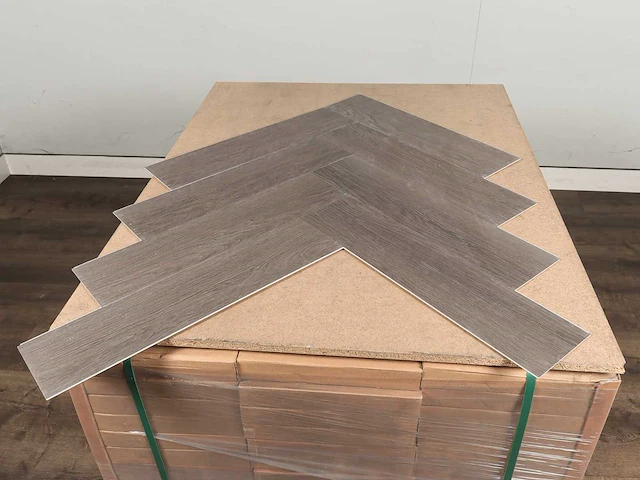 42 m2 pvc spc click visgraat - 610 x 150 x 4 mm - afbeelding 3 van  4