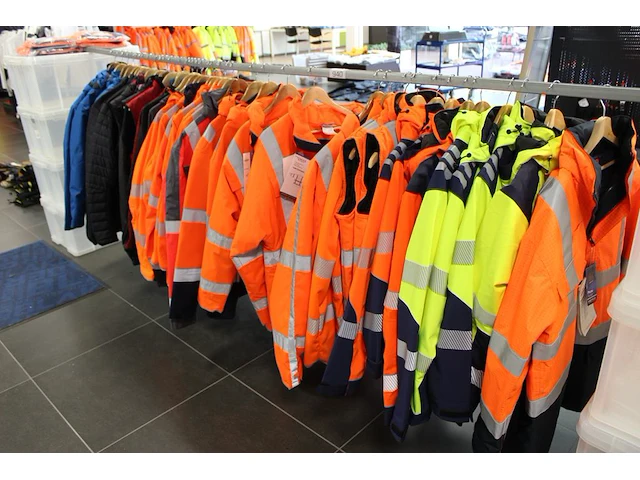 42 werkjassen en bodywarmers op rek in diverse maten merken en uitvoeringen. - afbeelding 1 van  2