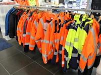 42 werkjassen en bodywarmers op rek in diverse maten merken en uitvoeringen. - afbeelding 1 van  2