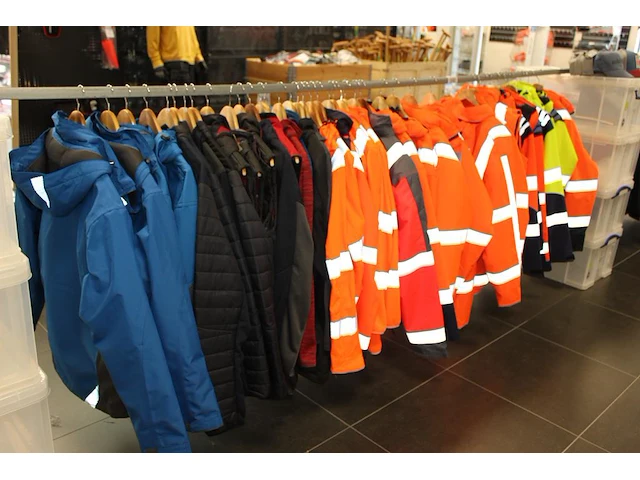 42 werkjassen en bodywarmers op rek in diverse maten merken en uitvoeringen. - afbeelding 2 van  2