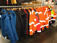 42 werkjassen en bodywarmers op rek in diverse maten merken en uitvoeringen. - afbeelding 2 van  2