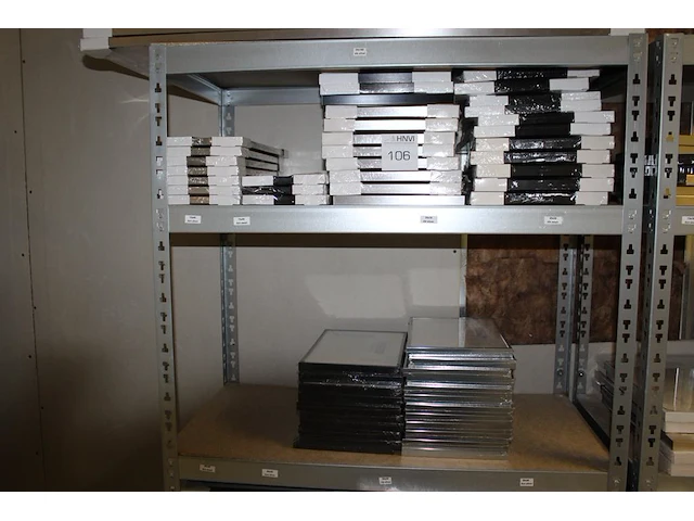 45 fotolijsten waarvan tien stuks 15 x 40 en 35 stuks 20 x 30 cm op twee schappen. - afbeelding 1 van  5