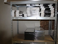45 fotolijsten waarvan tien stuks 15 x 40 en 35 stuks 20 x 30 cm op twee schappen. - afbeelding 1 van  5