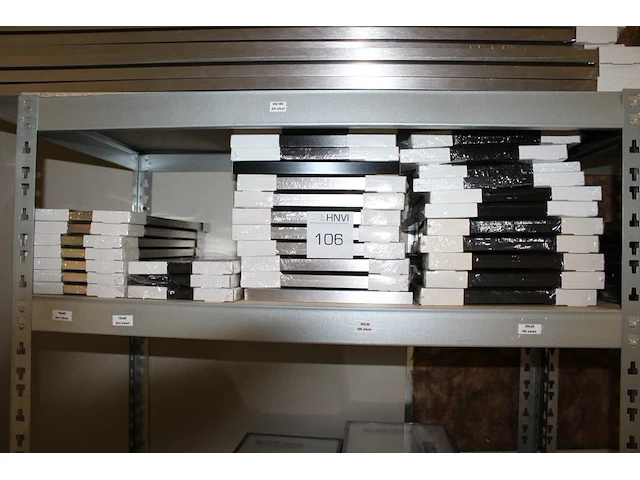 45 fotolijsten waarvan tien stuks 15 x 40 en 35 stuks 20 x 30 cm op twee schappen. - afbeelding 2 van  5